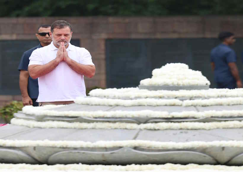 राजीव गांधी की 82वीं जयंती पर राहुल गांधी ने वीर भूमि पहुँचकर दी श्रद्धांजलि (तस्वीर क्रेडिट@RahulGandhi)