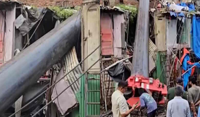 मुंबई के कुर्ला में बड़ा हादसा,पोकलेन मशीन ले जा रही क्रेन गिरी (तस्वीर क्रेडिट@abstarnews_)