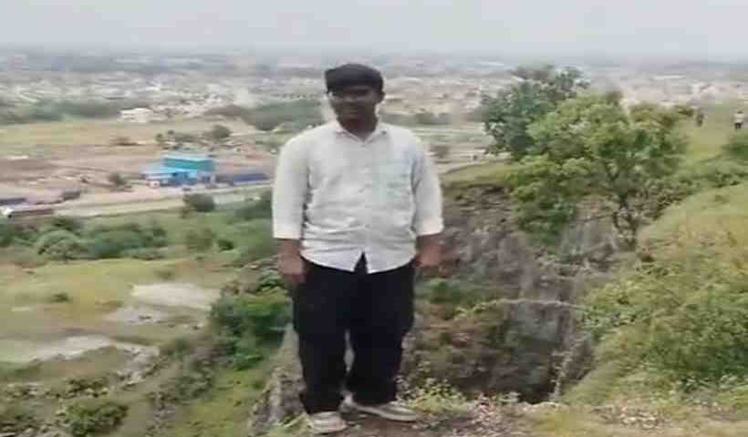 आईफ़ोन के चक्कर में भारतीय परिवार की बर्बादी (तस्वीर क्रेडिट@Sachin_UoA)