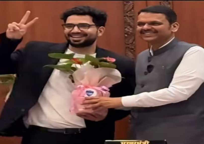 समय रैना और महाराष्ट्र के मुख्यमंत्री देवेंद्र फडणवीस (तस्वीर क्रेडिट@JaikyYadav16)