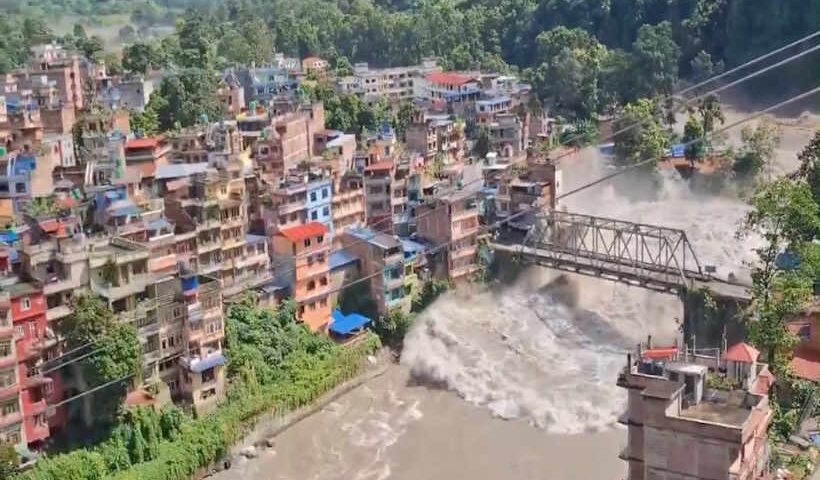 नेपाल में अचानक आई बाढ़ ने मचाई भारी तबाही (तस्वीर क्रेडिट@RajnitikKranti)