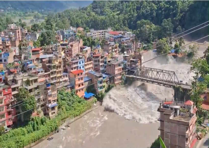 नेपाल में अचानक आई बाढ़ ने मचाई भारी तबाही (तस्वीर क्रेडिट@RajnitikKranti)