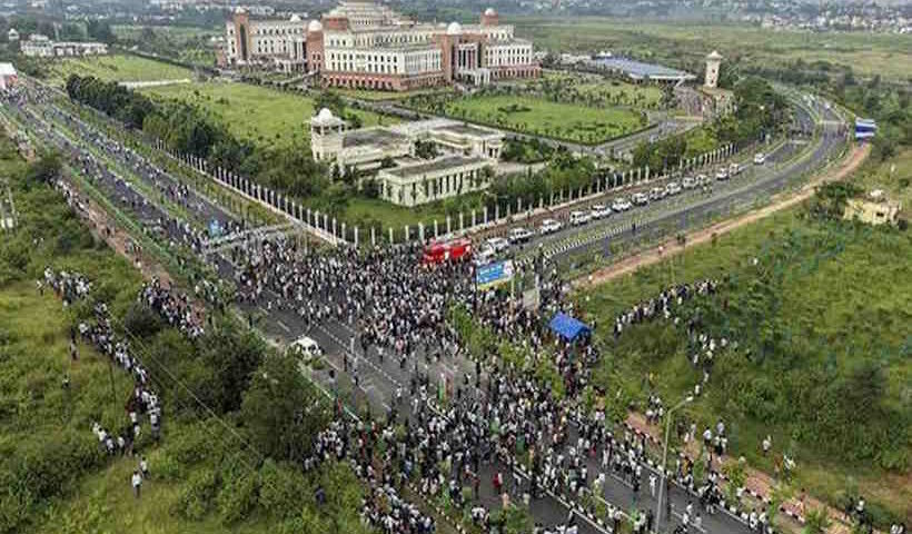 रांची में जेपीएससी और जेएसएससी-सीजीएल परीक्षाओं में कथित पेपर लीक और भर्ती में गड़बड़ियों को लेकर राज्य सरकार के खिलाफ विरोध प्रदर्शन करते हुए छात्रों और नौकरी के उम्मीदवारों का हवाई दृश्य। फ़ाइल | फ़ोटो क्रेडिट: पीटीआई