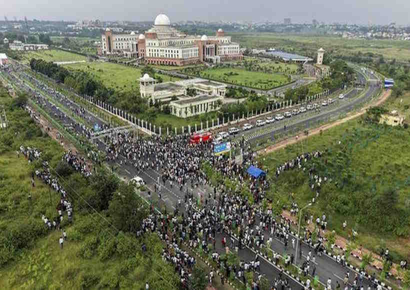 रांची में जेपीएससी और जेएसएससी-सीजीएल परीक्षाओं में कथित पेपर लीक और भर्ती में गड़बड़ियों को लेकर राज्य सरकार के खिलाफ विरोध प्रदर्शन करते हुए छात्रों और नौकरी के उम्मीदवारों का हवाई दृश्य। फ़ाइल | फ़ोटो क्रेडिट: पीटीआई