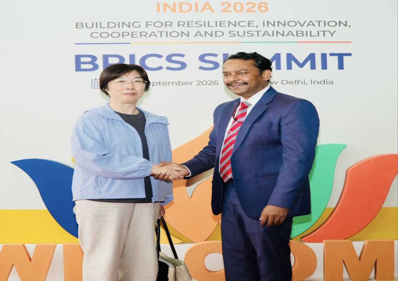 ब्रिक्स शिखर सम्मेलन 2026 के लिए भारत पहुँचीं एआईआईबी प्रमुख जू जियायी (तस्वीर क्रेडिट@MEAIndia)