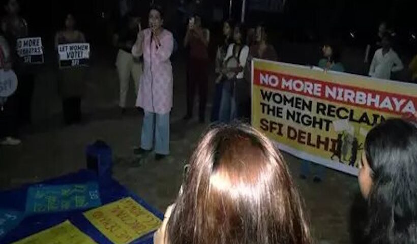 मैनपुरी बस गैंगरेप के विरोध में दिल्ली विश्वविद्यालय में आधी रात को छात्राओं का मार्च (तस्वीर क्रेडिट@NewsDeshbandhu)