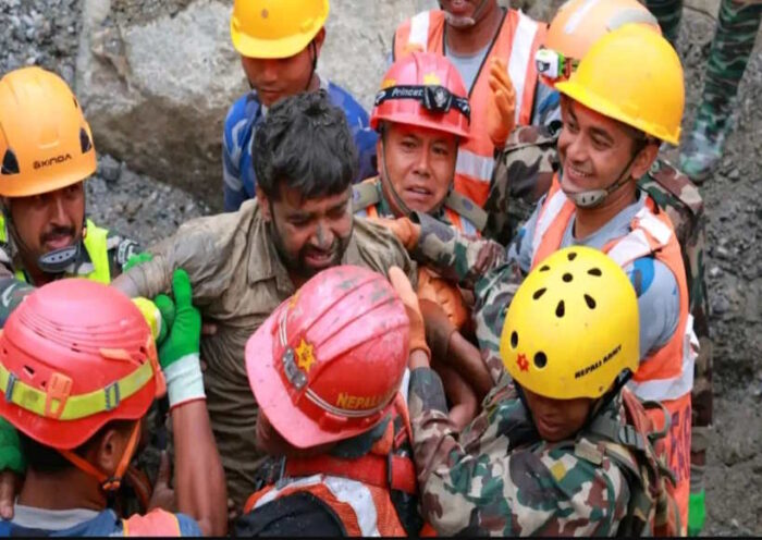 नेपाल बाढ़ (तस्वीर क्रेडिट@sanjukgupta1987)