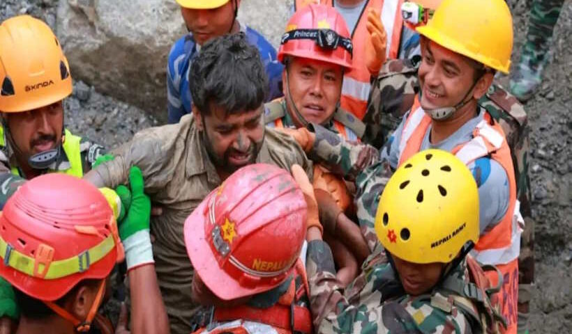 नेपाल बाढ़ (तस्वीर क्रेडिट@sanjukgupta1987)