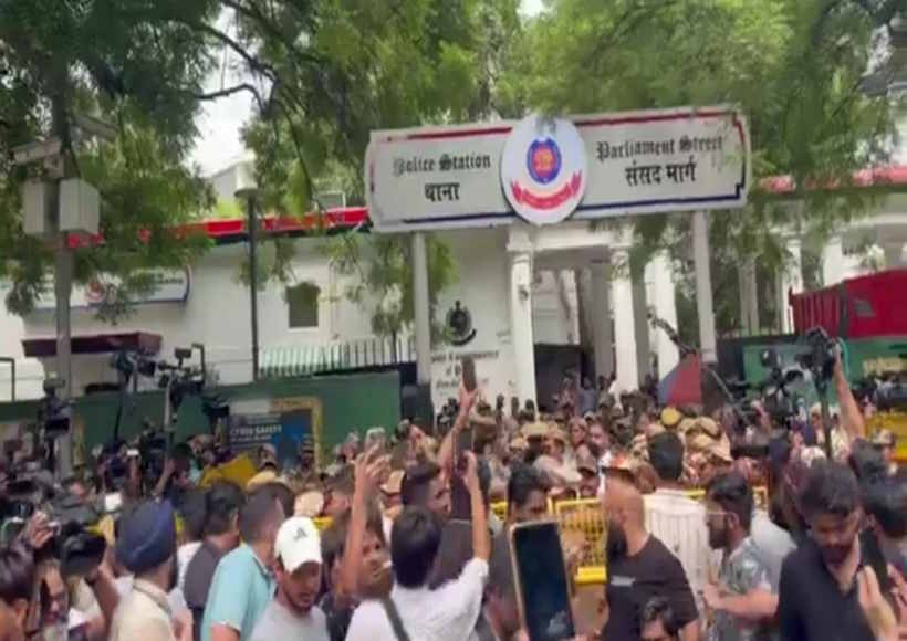 सीजेपी का पार्लियामेंट स्ट्रीट थाने पर प्रदर्शन (तस्वीर क्रेडिट@Imdineshpurohit)