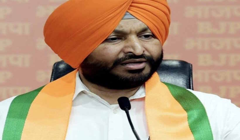 बटाला में रवनीत सिंह बिट्टू के काफिले पर अंडे-टमाटर फेंके गए (तस्वीर क्रेडिट@siryanshyadav)