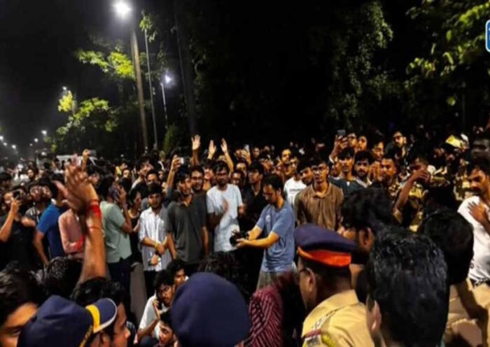 आईआईटी बॉम्बे में छात्र की मौत के बाद विरोध प्रदर्शन (तस्वीर क्रेडिट@rcrai123)
