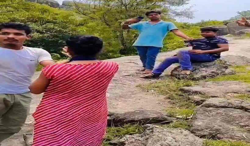 बांका के मंदार हिल में लड़की से बदसलूकी का वीडियो वायरल (तस्वीर क्रेडिट@np_nationpress)