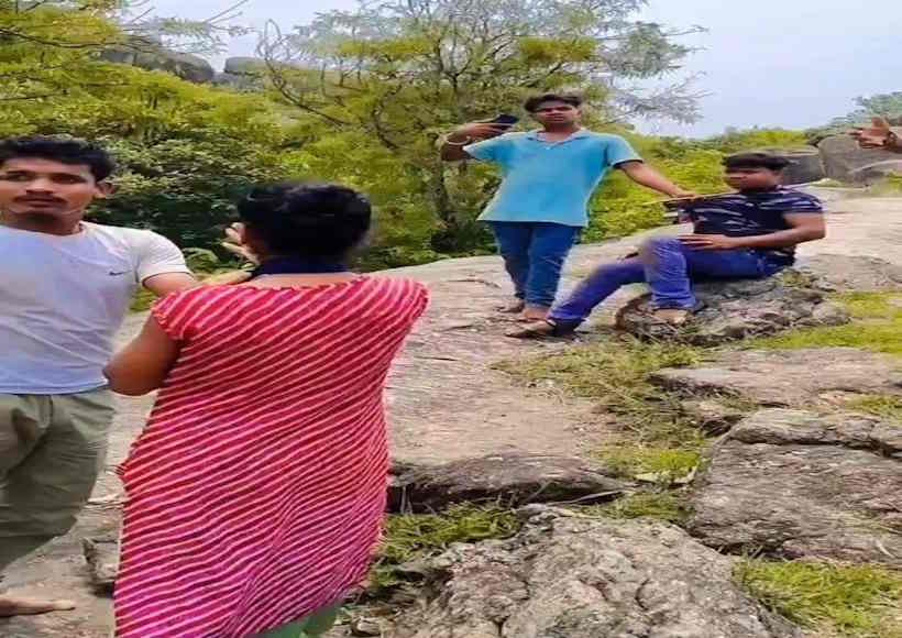 बांका के मंदार हिल में लड़की से बदसलूकी का वीडियो वायरल (तस्वीर क्रेडिट@np_nationpress)
