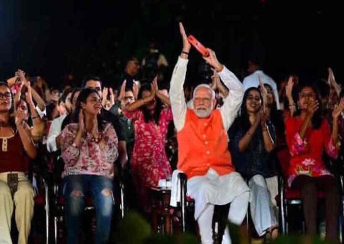 भजन क्लबिंग में युवाओं के बीच पहुँचे पीएम मोदी (तस्वीर क्रेडिट@AmitAgarwalBJP)