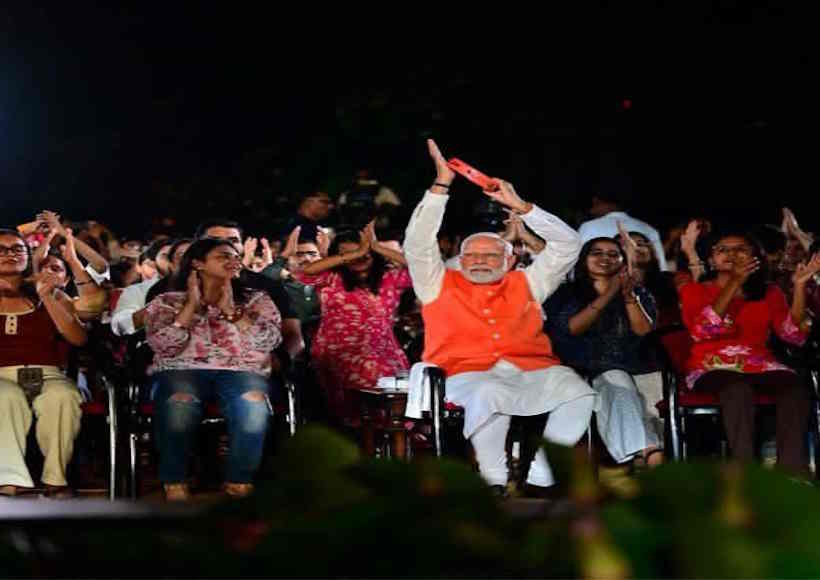 भजन क्लबिंग में युवाओं के बीच पहुँचे पीएम मोदी (तस्वीर क्रेडिट@AmitAgarwalBJP)
