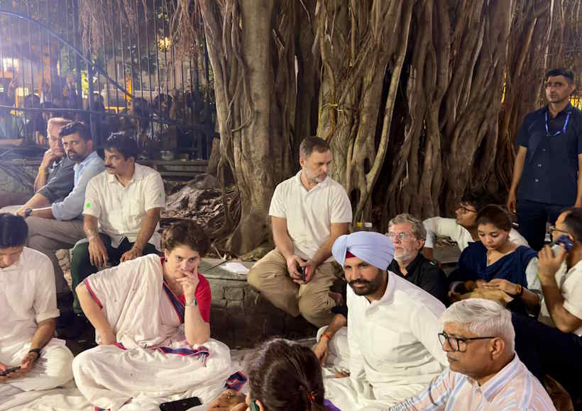 राहुल गांधी और प्रियंका गांधी समेत विपक्षी सांसदों पर एफआईआर (तस्वीर क्रेडिट@sajid_reja)