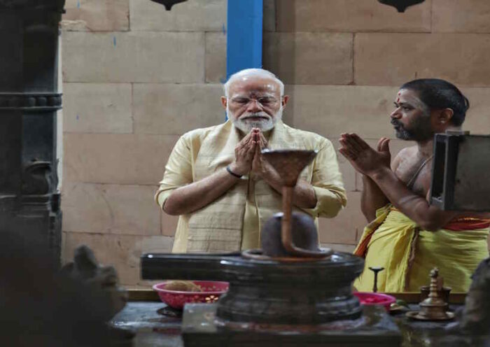 जनसेवा के 25 साल पूरे होने पर पीएम मोदी ने सरोजिनी नगर के श्री विनायक मंदिर में की पूजा-अर्चना (तस्वीर क्रेडिट@gaurav1307kumar)