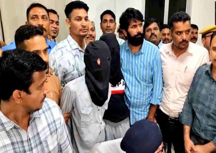 टाइगर श्रॉफ की कार पर फायरिंग मामले में तीन संदिग्ध हिरासत में (तस्वीर क्रेडिट@mrabhishe_k)