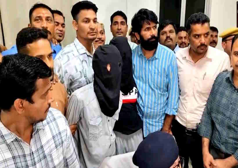 टाइगर श्रॉफ की कार पर फायरिंग मामले में तीन संदिग्ध हिरासत में (तस्वीर क्रेडिट@mrabhishe_k)