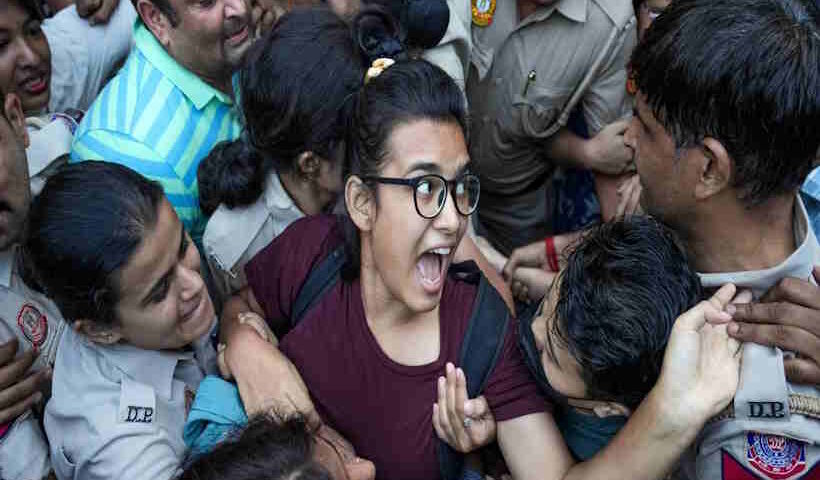 हिरासत से रिहा होने के बाद नेहा बोरा का दिल्ली पुलिस पर हमला (तस्वीर क्रेडिट@NewsRahulkumar)