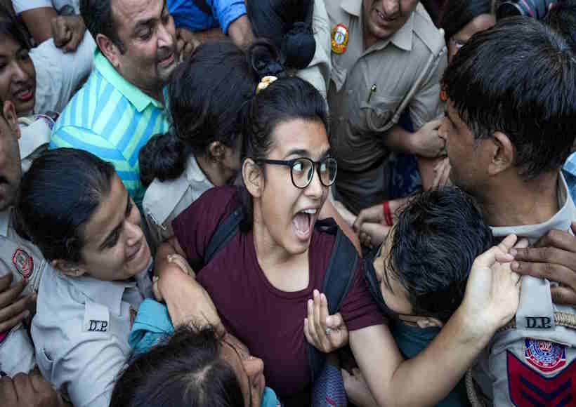 हिरासत से रिहा होने के बाद नेहा बोरा का दिल्ली पुलिस पर हमला (तस्वीर क्रेडिट@NewsRahulkumar)