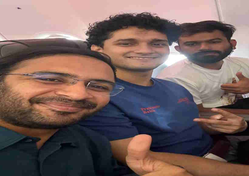 फ्लाइट के अंदर दिल्ली पुलिस का एक्शन, हिरासत में दिपके, रांका और सौरव (तस्वीर क्रेडिट@itSachinverma)