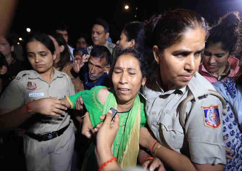 अंकिता भंडारी हत्याकांड में न्याय की माँग को लेकर दिल्ली में रातभर धरने पर बैठे माता-पिता हिरासत में लिए गए (तस्वीर क्रेडिट@qazinizamuddin)