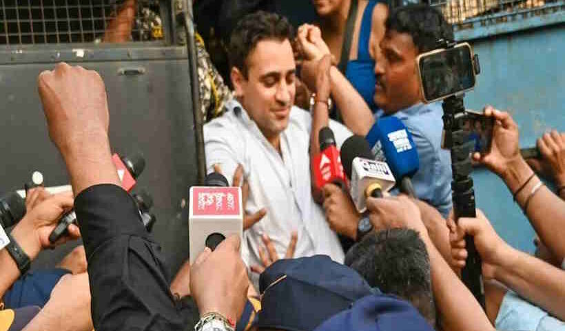 इमरान खान को मुंबई पुलिस का नोटिस, 28 अक्टूबर तक भारत छोड़ने का निर्देश (तस्वीर क्रेडिट@TMehtabi16345)