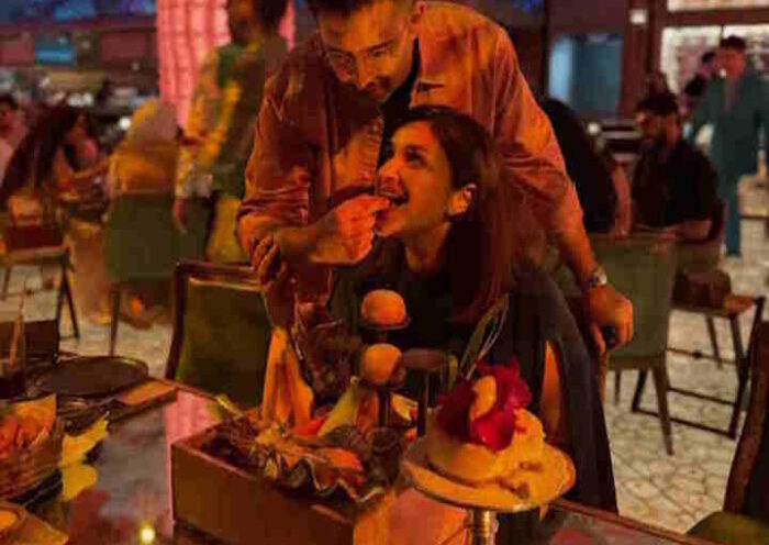 बॉलीवुड अभिनेत्री परिणीति चोपड़ा और उनके पति और राजनेता राघव चड्ढा (तस्वीर क्रेडिट@ishita_9529)