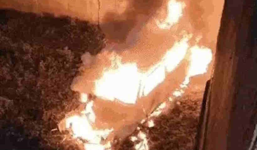 धार में चलती सीएनजी कार बनी आग का गोला, चार युवकों की जिंदा जलकर मौत (तस्वीर क्रेडिट@JtrahulSaini)