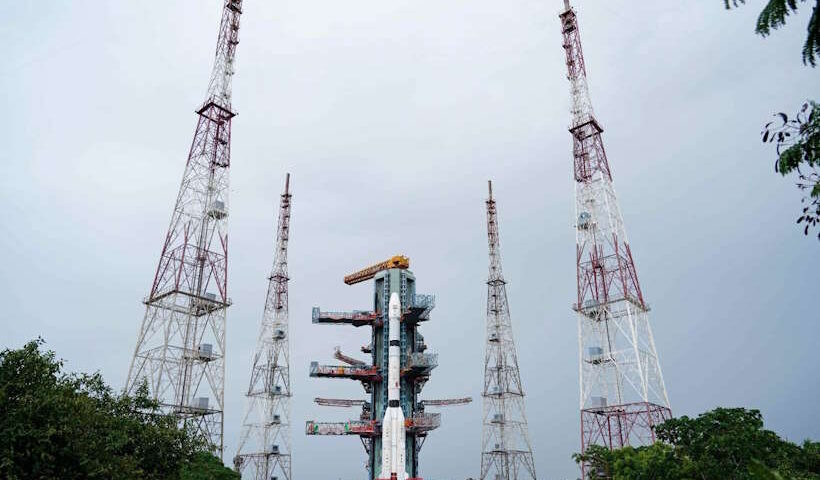 इसरो ने लॉन्च किया स्वदेशी नेविगेशन सैटेलाइट एनवीएस-03 (तस्वीर क्रेडिट@AIRNewsHindi)