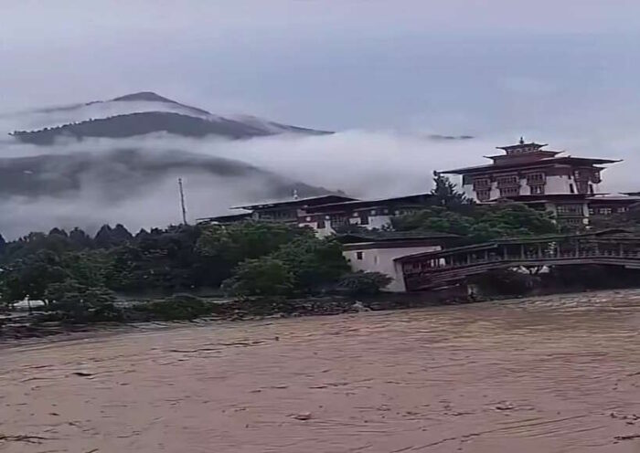 भूटान में शिंताफू झील फटने से भारत के दो राज्यों पर बाढ़ का खतरा, बंगाल और असम में अलर्ट जारी (तस्वीर क्रेडिट@Seedha_sanvad)