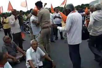 Bharatiya Kisan Sangh members blocked traffic on Ahmedabad Udaipur highway near Himatnagar on Sunday