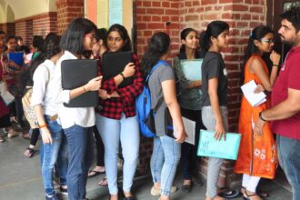 DU aspirants queue up