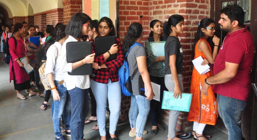 DU aspirants queue up
