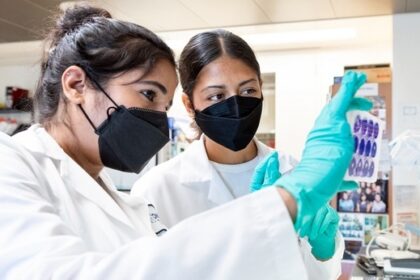 Sonali Chaturvedi (L) and her colleagues in Leor Weinberger's lab at Gladstone Institutes