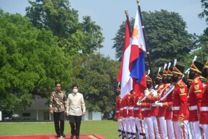 Indonesian President Joko Widodo (L) and Philippine President Ferdinand Romualdez Marcos inspect the guard of honor at the Presidential Palace in Bogor, Indonesia, Sept. 5, 2022