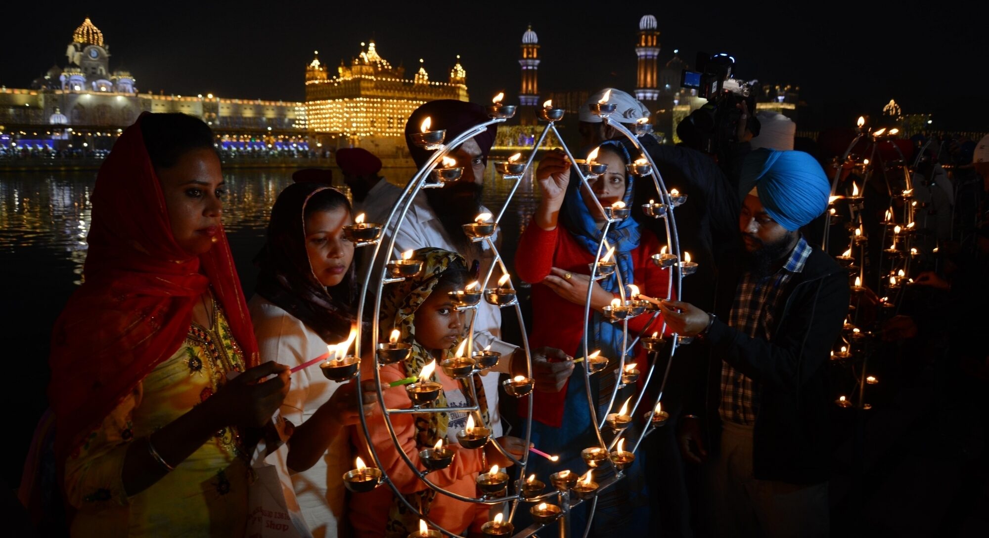 Devotees light up diyas and witnesses fireworks at Golden Temple on the occasion of 'Bandi Chhor Divas'