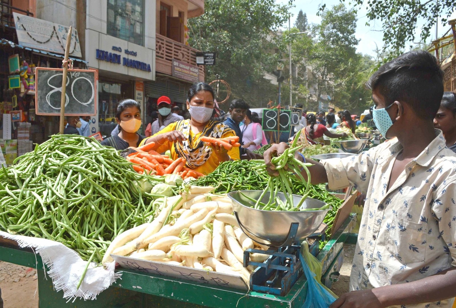 People shopping vegetables and fruits