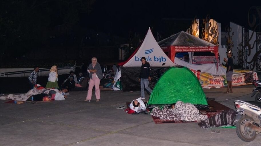 People affected by the earthquake rest outdoors in Cianjur