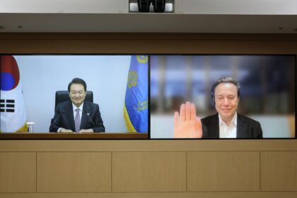 President Yoon Suk-yeol (L) holding a virtual meeting with Elon Musk