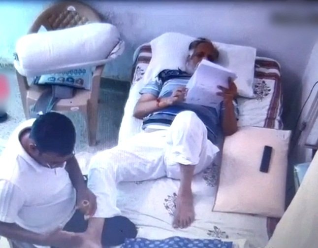 Satyender Jain, having massage at Tihar Jail