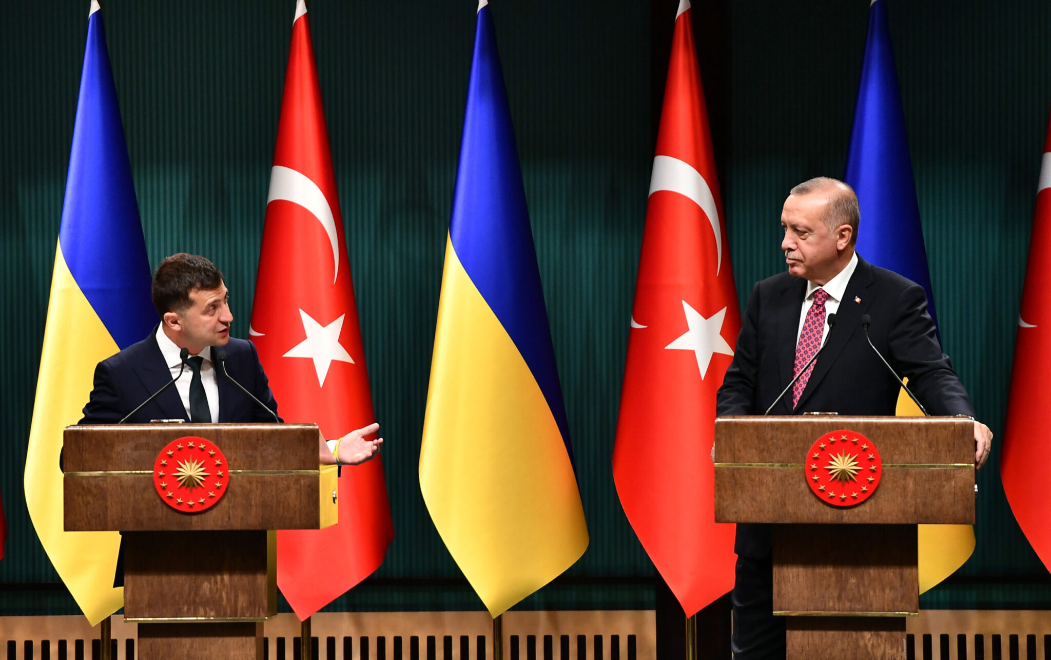 Turkish President Recep Tayyip Erdogan (R) and his Ukrainian counterpart Volodymyr Zelensky