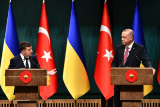 Turkish President Recep Tayyip Erdogan (R) and his Ukrainian counterpart Volodymyr Zelensky
