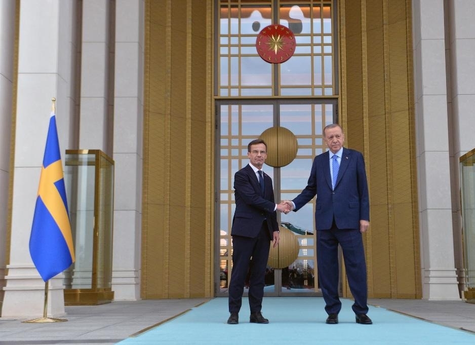 Turkish President Recep Tayyip Erdogan (R) with Swedish Prime Minister Ulf Kristersson