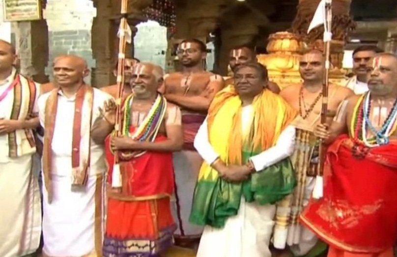 President Murmu offers prayers at Tirumala temple