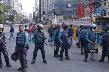Dhaka, Dec 30 (UiTV/IANS) - Residents of Dhaka fear bloody clashes as the opposition Bangladesh Nationalist Party (BNP) and Jamaat-e-Islami staged a mass procession in the capital city on Friday. Activists of the ruling Awami League (AL) will also remain on the streets, which may lead to the possibility of violent clashes. Led by the BNP, the procession was also joined my members of 34 opposition parties. The rally will move towards the Dainik Bangla Mor and circle back to the Press Club, said the leaders of the alliance. Urging the people of Dhaka to make the mass procession a success, BNP leader Zahid said: "Holding a mass procession is our constitutional right. That is why we went to the Dhaka Metropolitan Police (DMP) office to seek the help of law enforcement agencies. DMP will give us full cooperation." As Awami League's national council was scheduled to be held on December 24, the BNP on December 10 announced holding mass processions across the country on December 24. Then, AL Secretary Obaidul Quader requested BNP not to bring out any procession on that day. Later, BNP rescheduled its mass rally in Dhaka on December 30. The party earlier wanted to organise the procession from Naya Paltan to Banglamotor via Kakrail, Shantinagar, Malibagh, and Moghbazar. But the police asked the BNP to hold the procession up to Moghbazar intersection.