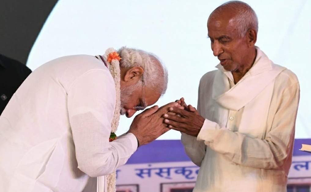 PM Modi greeting 'Jnana Yogi' Siddeshwar swamiji