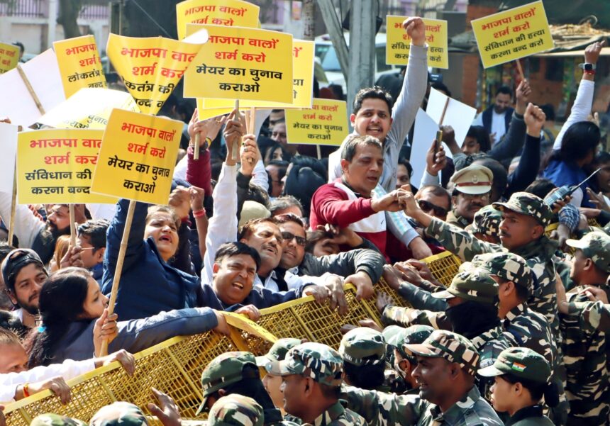 AAP supporters protest against BJP for MCD Mayor polls