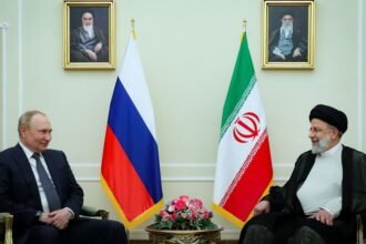 Iranian President Ebrahim Raisi (R) meets with visiting Russian President Vladimir Putin